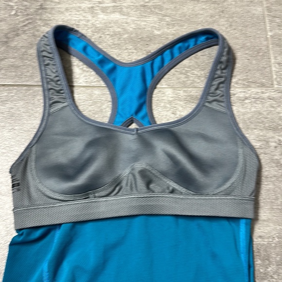 Nike Dri-Fit Active Wear Tank Top with built in sports bra - Picture 3 of 11